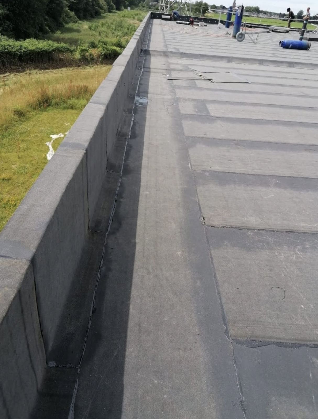 Dakrand met opstand van een plat dak