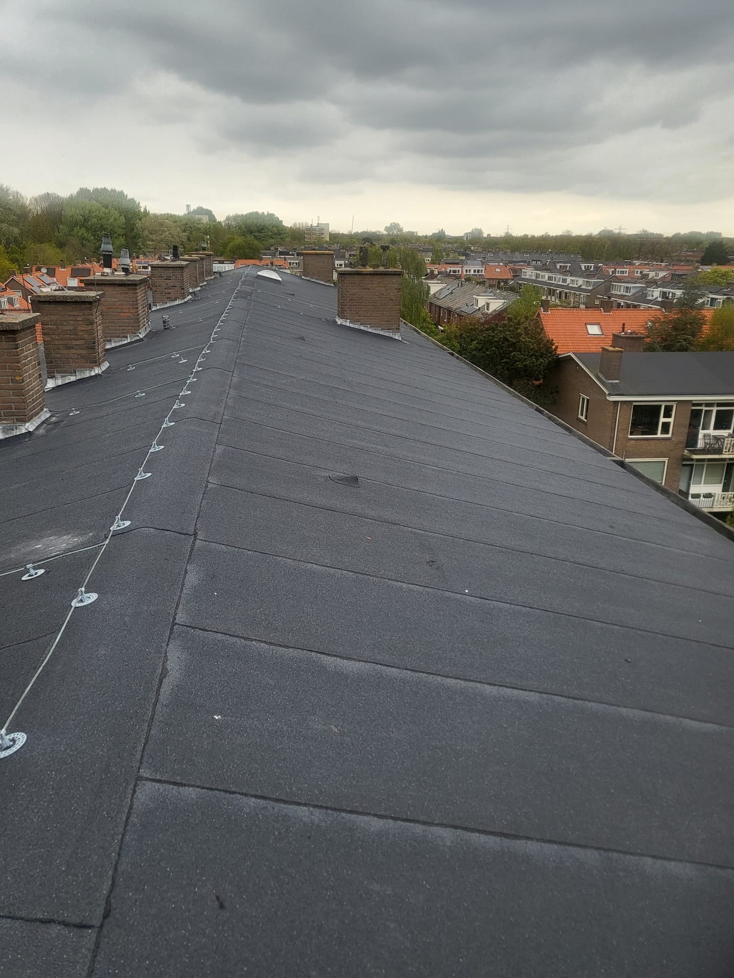 Bitumen dak met schoorstenen, uitgevoerd door Boyke Dakwerken